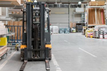 Como aumentar a segurança no transporte interno com equipamentos de movimentação de carga